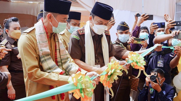 Didampingi Bupati Afrizal, Kajati Riau Resmikan Musholla Al-haq Kejari Rohil